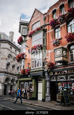 O'Neills Pub & Kitchen, tradizionale pub irlandese, facciata fiorita della casa, Dublino, Irlanda Foto Stock