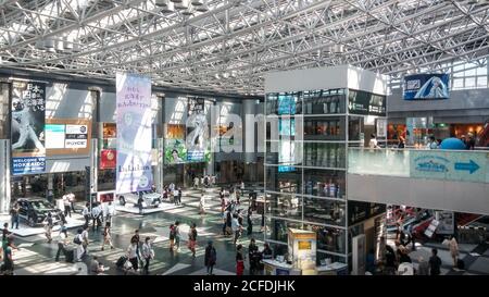 Sapporo, Hokkaido, Giappone - turisti affollati presso l'atrio del terminal nazionale dell'aeroporto di New Chitose. Pubblicità banner appesi su Nippon-Ham Fighters. Foto Stock