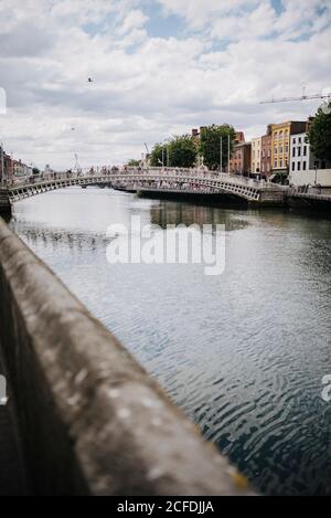 Vista sul Liffey fino a Ha'penny Bridge, Dublino, Irlanda Foto Stock