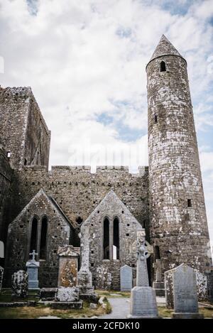 Torre rotonda e Cappella di Cormac, Rocca di Cashel, Irlanda Foto Stock