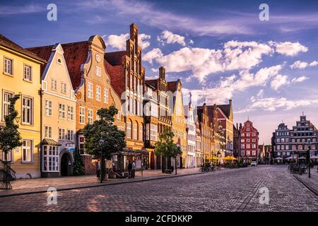 Am Sande con edifici storici a Lüneburg, Germania Foto Stock