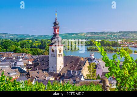 Veduta aerea del centro storico di Rudesheim am Rhein con la torre dell'orologio della chiesa cattolica di San Jakobus e del fiume Reno, sfondo blu cielo, Renania-Palatinato e stati Assia, Germania Foto Stock