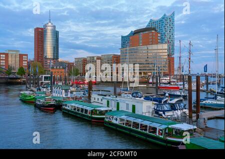 Germania, Amburgo, vista dal lungomare di Elbpromenade sul Niederhafen, Kehrwiederspitze, Columbus Tower, Elbphilharmonie Foto Stock