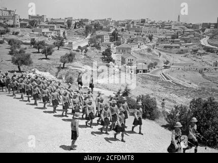 Storia del Medio Oriente - Parata della Chiesa di Sant'Andrea del 1° Ba.[?] The Argyll & Sutherland Highlanders il 26 maggio '40. Highlanders che arrivano sui terreni della chiesa Foto Stock