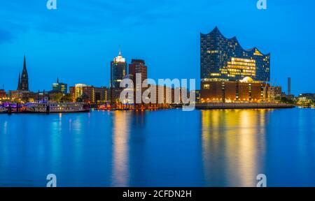 Germania, Amburgo, Elbphilharmonie, Kehrwiederspitze, Niederhafen, Columbus Haus, Chiesa di San Nikolai, piroscafo a pale Mississippi Queen Foto Stock