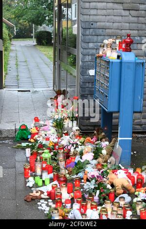 Solingen, Germania. 05 settembre 2020. Giocattoli e candele sono stati posati davanti alla casa, dove la polizia ha trovato cinque bambini morti. Ieri la Procura ha emesso un mandato d'arresto contro la madre, sopravvissuta a un tentativo di suicidio. Credit: Roberto Pfeil/dpa/Alamy Live News Foto Stock