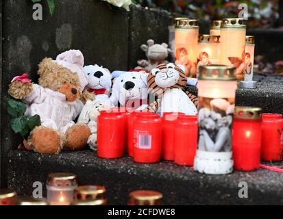 Solingen, Germania. 05 settembre 2020. Gli orsi Teddy e le candele hanno deposto gli uomini di fronte alla casa dove la polizia ha trovato cinque bambini morti. Ieri l'accusa ha emesso un mandato d'arresto per la madre, sopravvissuta a un tentativo di suicidio. Credit: Roberto Pfeil/dpa/Alamy Live News Foto Stock