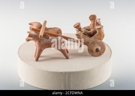 Carro di torello con l'uomo, da Mohenjo daro, Indo Valley Civilization Gallery, Museo Nazionale del Pakistan, Karachi, Sindh, Pakistan, Asia del Sud, Asia Foto Stock