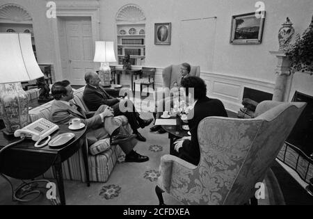 "Walter Mondale, Zbigniew Brzezinski, Cyrus Vance e Jimmy carter durante una riunione dell'ufficio ovale ca. 02/08/1977' Foto Stock