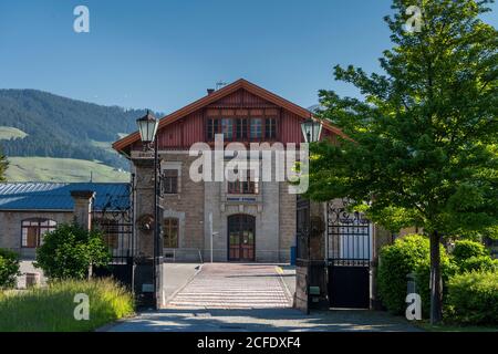 Dobbiaco, Alto Adige, provincia di Bolzano, Italia. Stazione ferroviaria di Dobbiaco Foto Stock