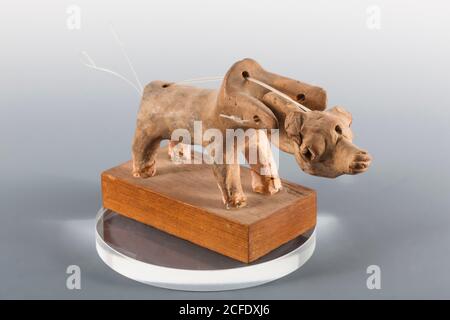 Animale di argilla con testa mobile, Mohenjo daro, Indo Valley Civilization Gallery, Museo Nazionale del Pakistan, Karachi, Sindh, Pakistan, Asia meridionale, Asia Foto Stock