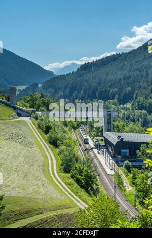 Percha, Alto Adige, provincia di Bolzano, Italia. Un treno flirt della ferrovia della valle di Puster nella stazione di Percha Foto Stock