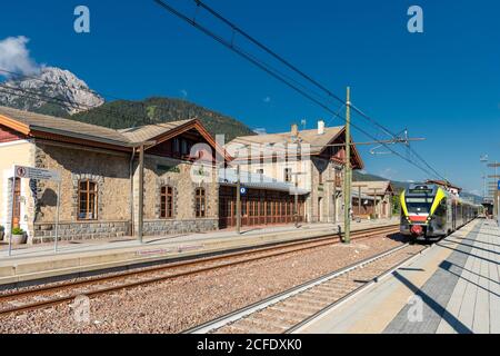 Dobbiaco, Alto Adige, provincia di Bolzano, Italia. Un treno flirt della Puster Valley Railway nella stazione di Dobbiaco Foto Stock