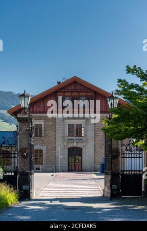 Dobbiaco, Alto Adige, provincia di Bolzano, Italia. Stazione ferroviaria di Dobbiaco Foto Stock