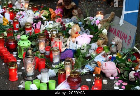 Solingen, Germania. 05 settembre 2020. I giocattoli e le candele sono stati posati davanti alla casa dove la polizia ha trovato cinque bambini morti. Ieri la Procura ha emesso un mandato d'arresto contro la madre, sopravvissuta a un tentativo di suicidio. Credit: Roberto Pfeil/dpa/Alamy Live News Foto Stock