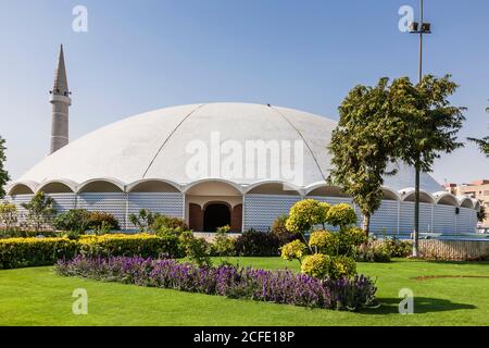 Masjid-e-Tooba, o Moschea Tooba, anche Gol Masjid, e giardino, Karachi, Sindh, Pakistan, Asia meridionale, Asia Foto Stock