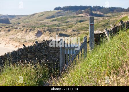 Sentiero escursionistico a Cap de Carteret sotto il faro per le dune di Hattainville. Foto Stock