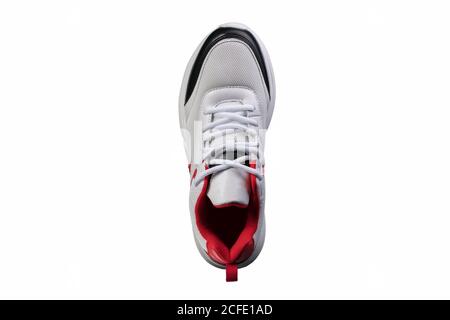 Sneaker bianche con dettagli rossi e neri dall'alto. Scarpe sportive. Foto Stock