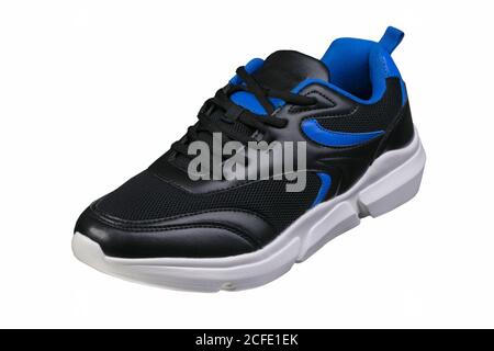 Sneaker nere con dettagli blu su sfondo bianco. Scarpe sportive. Foto Stock