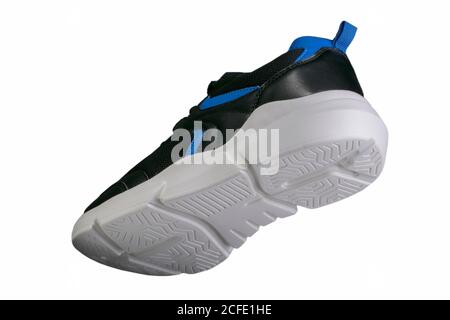 Sneaker nere con dettagli blu su una suola bianca. Scarpe sportive. Foto Stock