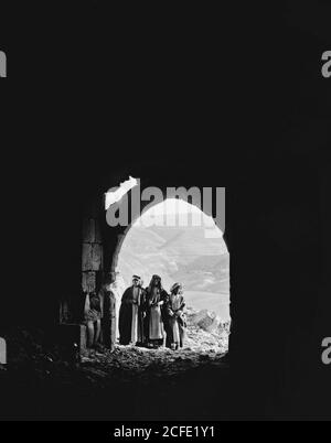 Didascalia originale: Est della Giordania e Mar Morto. Ingresso a Kerak - Località: Jordan--Qir Moav ca. 1900 Foto Stock