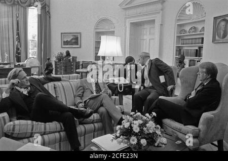 'Jimmy carter incontro con Charles Schultz, Michael Blumenthal, Hamilton Jordan e James Schlesinger nell'ufficio ovale. CA. 04/04/1978' Foto Stock