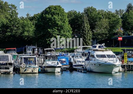 Barche a motore nel porto delle imbarcazioni sportive presso la seggiovia Henrichenburg sul canale Dortmund-EMS, Waltrop, Ruhr, Renania Settentrionale-Vestfalia, Germania Foto Stock