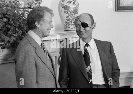 Jimmy carter con Moshe Dayan ca. 23 settembre 1977 Foto Stock