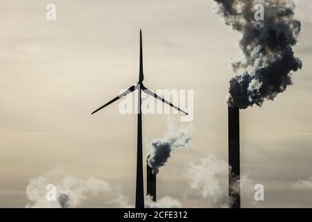 I camini da fumo e a ruota fonica della centrale a carbone Uniper di Scholven, Gelsenkirchen, zona Ruhr, Renania settentrionale-Vestfalia, Germania Foto Stock