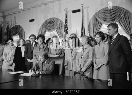 Fotografia di Jimmy carter Firma estensione della ratifica dell'emendamento di Equal Rights Amendment (era) ca. 20 ottobre 1978 Foto Stock