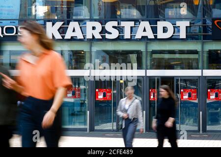 Passer-by di fronte all'entrata del negozio Galeria Karstadt Kaufhof nel centro commerciale Limbecker Platz, zona Ruhr, Essen, Nord Foto Stock