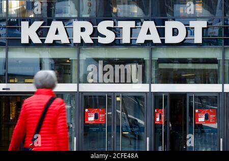 Passer-by di fronte all'entrata del negozio Galeria Karstadt Kaufhof nel centro commerciale Limbecker Platz, zona Ruhr, Essen, Nord Foto Stock