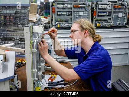 Remscheid, Renania Settentrionale-Vestfalia, Germania - apprendisti nelle professioni elettriche qui con formazione di base, centro di formazione professionale del Foto Stock