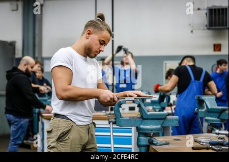 Remscheid, Renania Settentrionale-Vestfalia, Germania - apprendisti nelle professioni del metallo qui al centro di formazione di base, formazione professionale del Remscheid Foto Stock