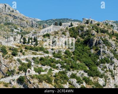 L'antica fortezza di San Giovanni si trova in alto sopra Cattaro, in cima alla collina delle mura cittadine. Offre una vista panoramica unica del centro storico di Cattaro. Foto Stock