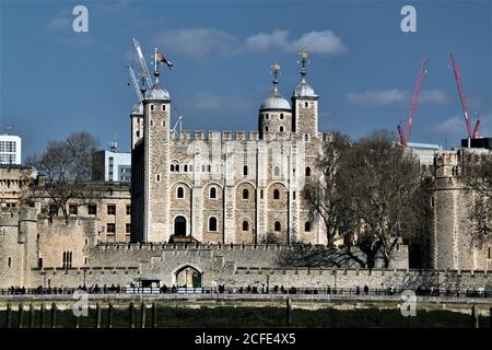 Una vista della Torre di Londra attraverso il fiume Tamigi Foto Stock
