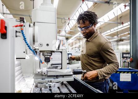 Remscheid, Renania Settentrionale-Vestfalia, Germania - apprendisti nelle professioni del metallo, qui in una macchina utensile, centro di formazione professionale del Remscheid Foto Stock