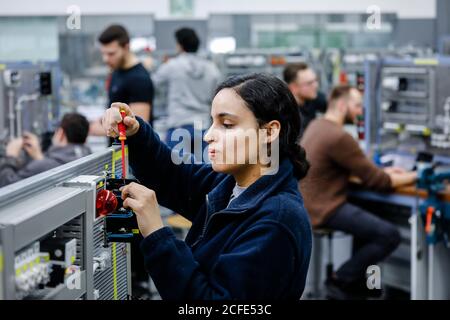 Remscheid, Renania Settentrionale-Vestfalia, Germania - tirocinante donna nelle professioni elettriche, un elettricista industriale assembla un circuito, professionale Foto Stock