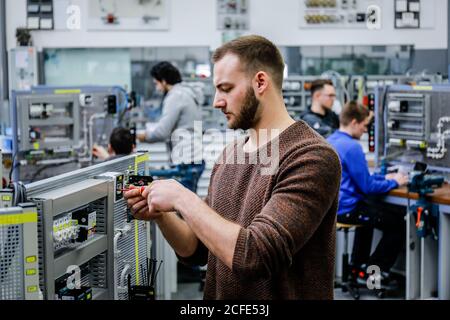 Remscheid, Renania Settentrionale-Vestfalia, Germania - apprendisti nelle professioni elettriche, un elettricista industriale assembla un circuito, professionale Foto Stock