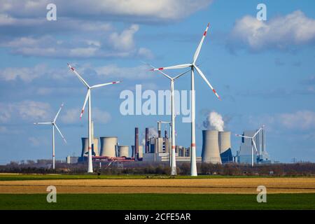 Ruote eoliche nel parco eolico di fronte alla centrale elettrica RWE Neurath presso la miniera d'opencast Garzweiler, Grevenbroich, Nord Reno-Westfalia, Germania Foto Stock