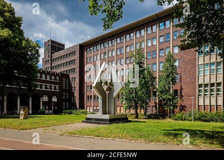 Municipio e scultura in alluminio-acciaio inossidabile Adamas di Guenter A. Steinmann, Oberhausen, Ruhr, Nord Reno-Westfalia, Germania Foto Stock