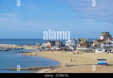 Lyme Regis, Dorset, Regno Unito. 5 Settembre 2020. Regno Unito Meteo: Un bell'inizio di sole alla giornata presso la località balneare di Lyme Regis come l'aria calda atlantica porta temperature a metà degli anni 20 con una prospettiva reale di una 'estate indiana' questa settimana prima che l'autunno si avvia. Credit: Celia McMahon/Alamy Live News Foto Stock