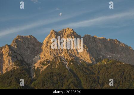 Luna su pietre di cera vicino Grainau all'alba, cielo blu, nuvole di velo, Grainau, Garmisch-Partenkirchen, alta Baviera, Baviera, Germania meridionale, Foto Stock