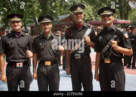 Dehradun, Uttarakhand/India - 15 2020 agosto: Cadetti IMA (Accademia militare indiana) dopo aver superato la sfilata, esprimendo gioia Foto Stock