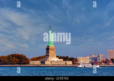 New York, Stato di New York, Stati Uniti d'America. La Statua della libertà su Liberty Island nel porto di New York. Foto Stock