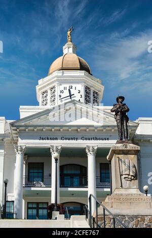 Sylva, Contea di Jackson, Carolina del Nord, Stati Uniti d'America. Tribunale della contea di Jackson e monumento alla Confederazione caduto nella guerra civile del 186 Foto Stock