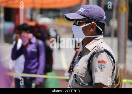 Dehradun, Uttarakhand/India - Settembre 10 2020:UN ufficiale di polizia è in servizio, indossando maschera facciale. Foto Stock