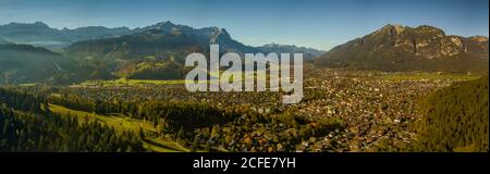 Foto panoramica con vista su Garmisch-Partenkirchen e Große Olympiaschanze sui Monti Wetterstein (Alpspitze, Zugspitze, Waxensteine), Foto Stock