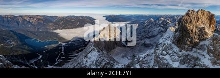 Foto panoramica dalla cima Zugspitze con vista su Eibsee, Höllental, Loisachtal, Ammer e montagne estere in autunno, cielo blu, Foto Stock