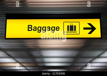 cartelli per l'aeroporto che appendono al soffitto dal terminal dell'aeroporto Foto Stock